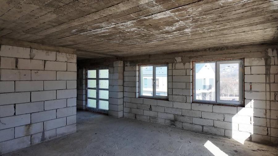 Casă cu 5 camere cu Teren 1000 Mp în Roșu