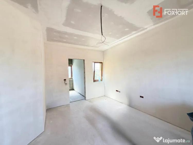 Casă cu 5 camere cu Teren 348 Mp în Săcălaz