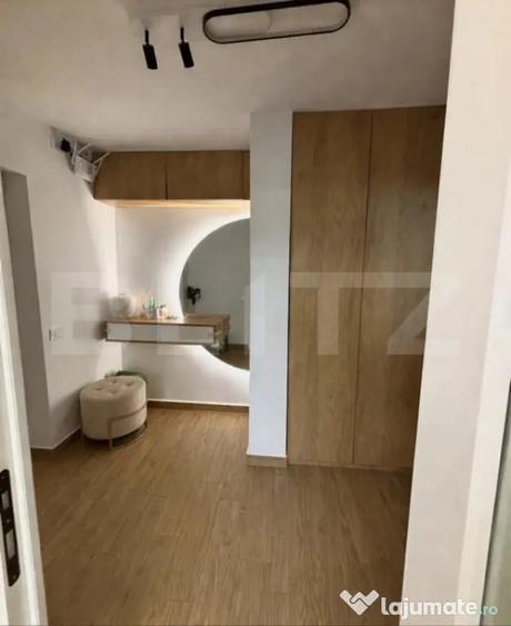 Apartament cu 3 camere semidecomandat în Central