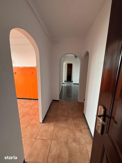 Apartament cu 3 camere decomandat în Alexandru cel Bun
