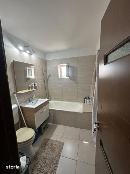 Apartament cu 3 camere decomandat în Craiovița Nouă