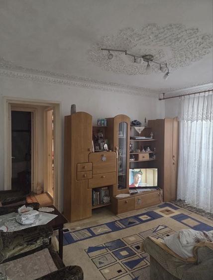 Apartament cu 3 camere semidecomandat în Fetești-Gară