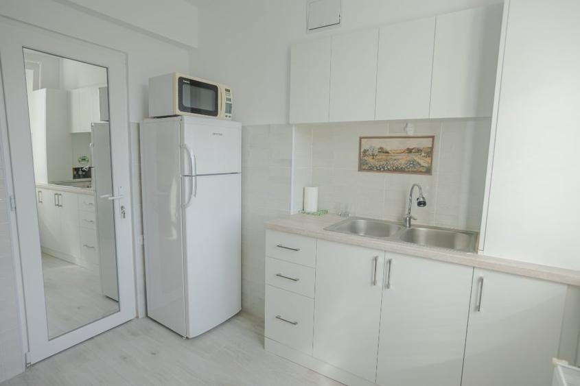 Apartament cu 3 camere semidecomandat, mobilat în Central