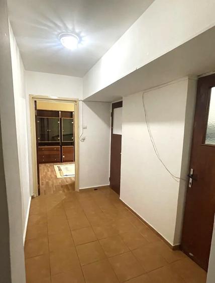 Apartament cu 3 camere semidecomandat, mobilat în Tomis Nord