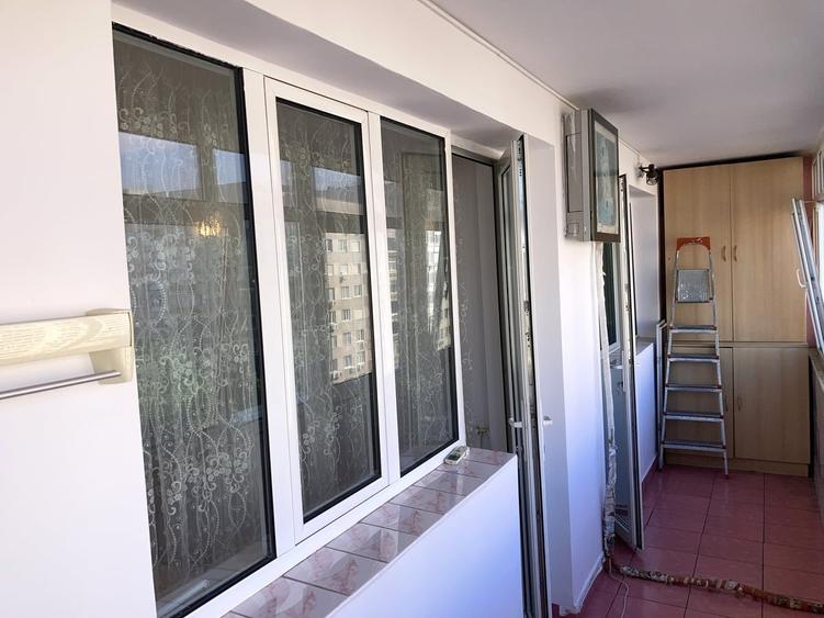 Apartament cu 3 camere semidecomandat în Mihai Bravu