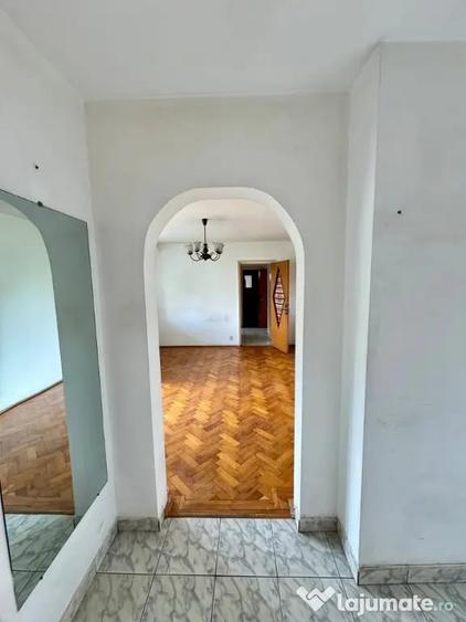 Apartament cu 3 camere semidecomandat în Berceni