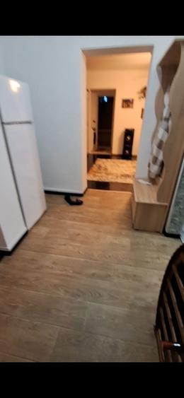 Apartament cu 3 camere semidecomandat în Popești