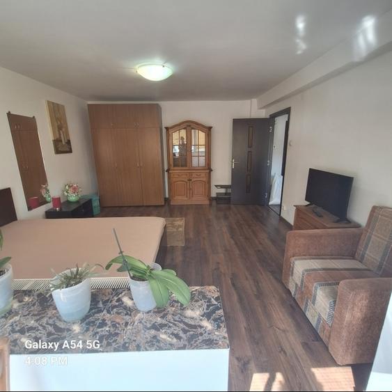 Garsonieră decomandată în Decebal
