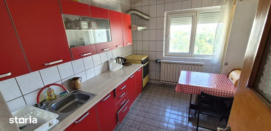 Apartament cu 3 camere decomandat în Tei