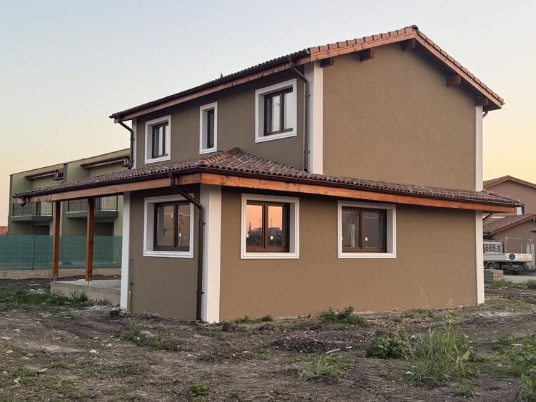 Casă individuală cu 4 camere cu Canalizare în Săcălaz
