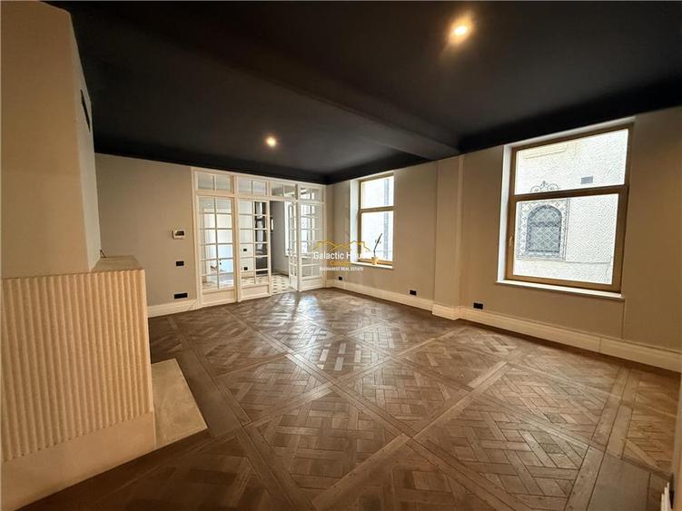Casă cu 9 camere cu Teren 200 Mp în Central