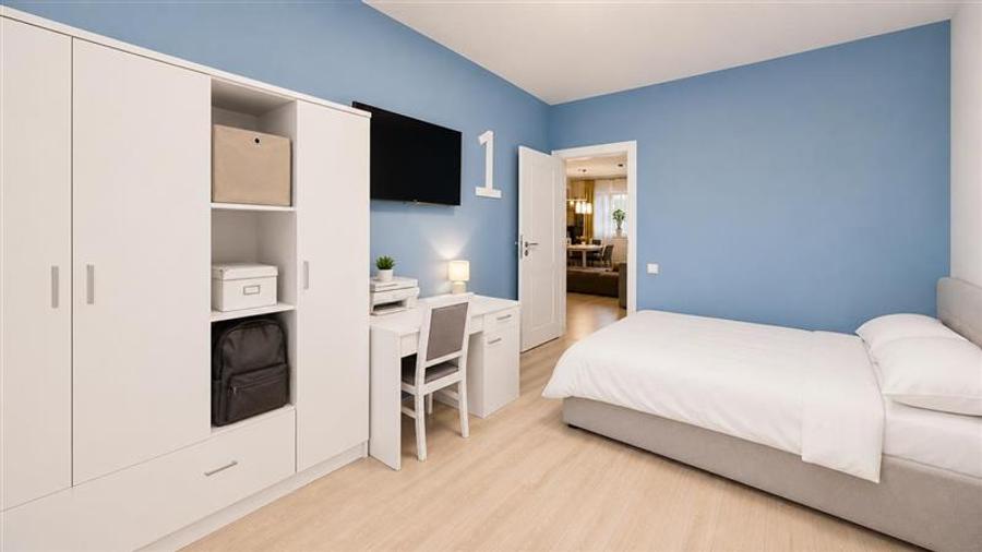 Apartament cu 4 camere decomandat în Tractorul