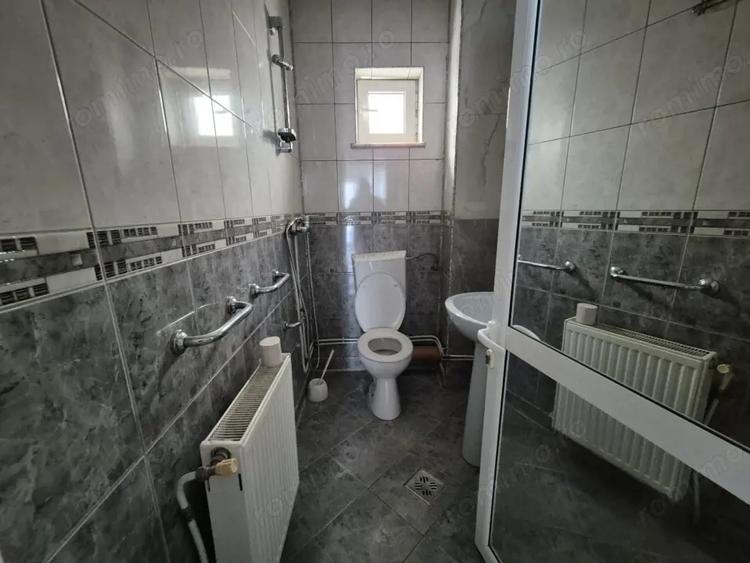 Casă cu 8 camere cu Teren 450 Mp în Găvana