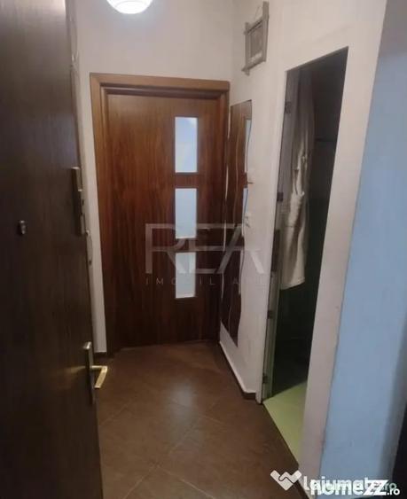 Apartament cu 3 camere semidecomandat în Drumul Sării