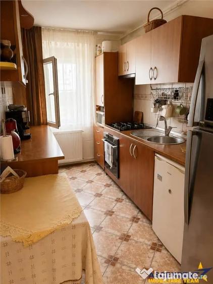 Apartament cu 3 camere decomandat în Calea București