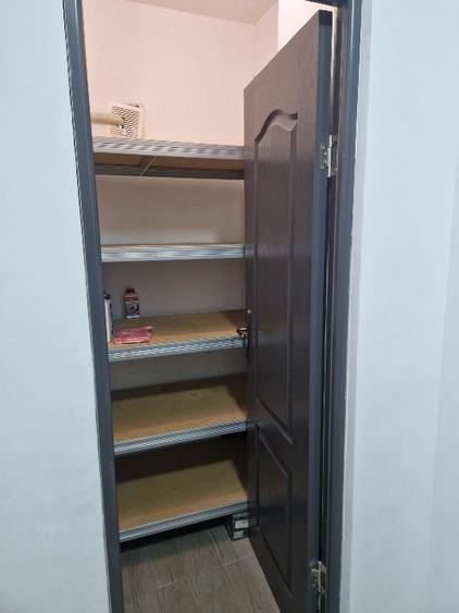 Apartament cu 3 camere semidecomandat, mobilat în Tei
