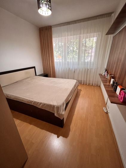 Apartament cu 3 camere decomandat în Baba Novac