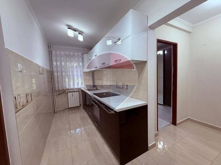 Apartament cu 3 camere semidecomandat, mobilat în Central