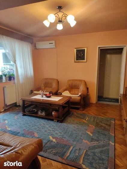 Apartament cu 3 camere semidecomandat în Micro 15
