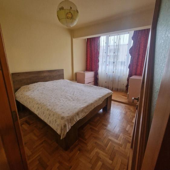 Apartament cu 4 camere decomandat în Soarelui