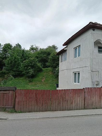 Casă cu Teren 1200 Mp în Central