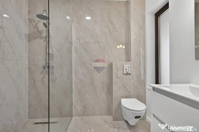 Casă cu 7 camere cu Teren 437 Mp în Livada