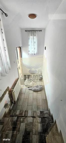 Casă cu 10 camere cu Teren 1195 Mp în Roșia