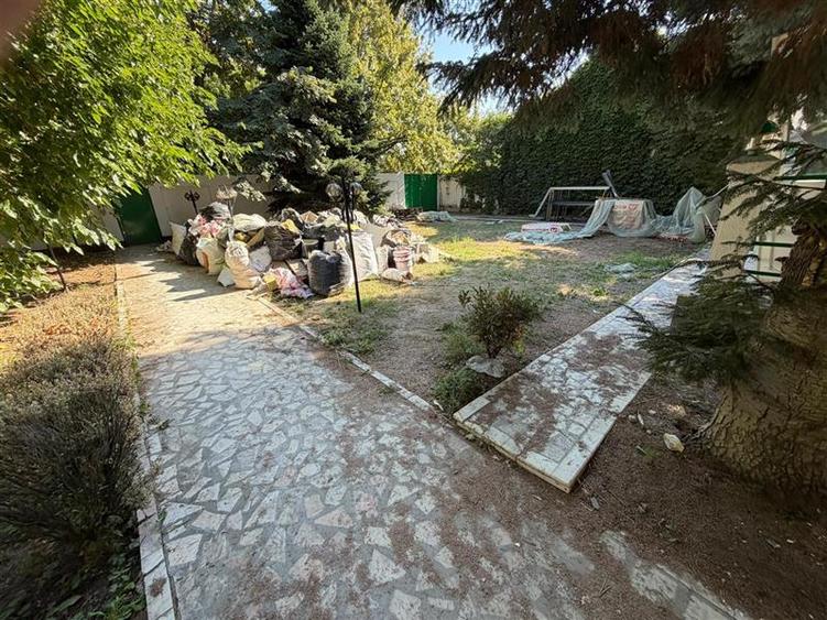 Casă individuală cu 7 camere cu Canalizare în Bucureștii Noi