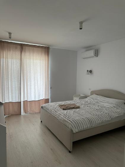 Casă individuală cu 6 camere cu Canalizare în Est