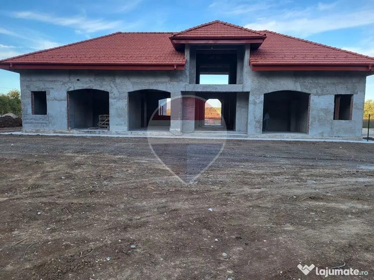 Casă cu 5 camere cu Teren 2781 Mp în Periș