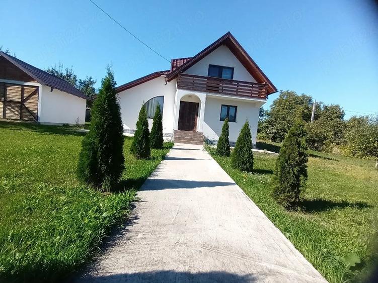 Casă cu 4 camere cu Teren 1300 Mp în Poiana (Deleni)