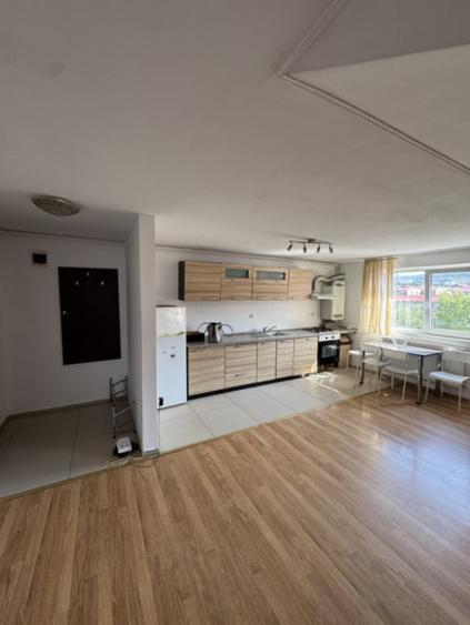 Apartament cu 3 camere semidecomandat în Florești