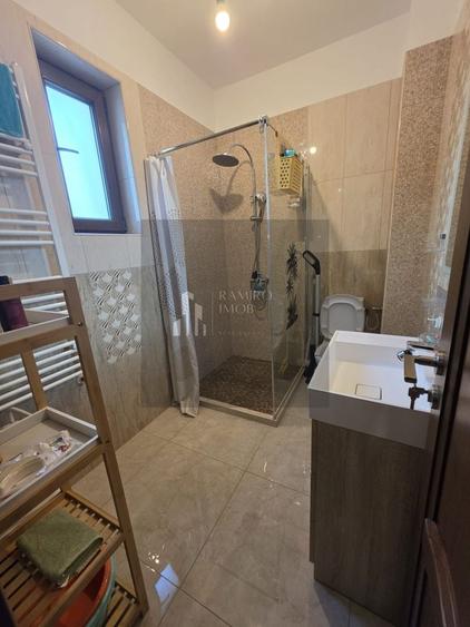 Casă individuală cu 6 camere cu Canalizare în Central