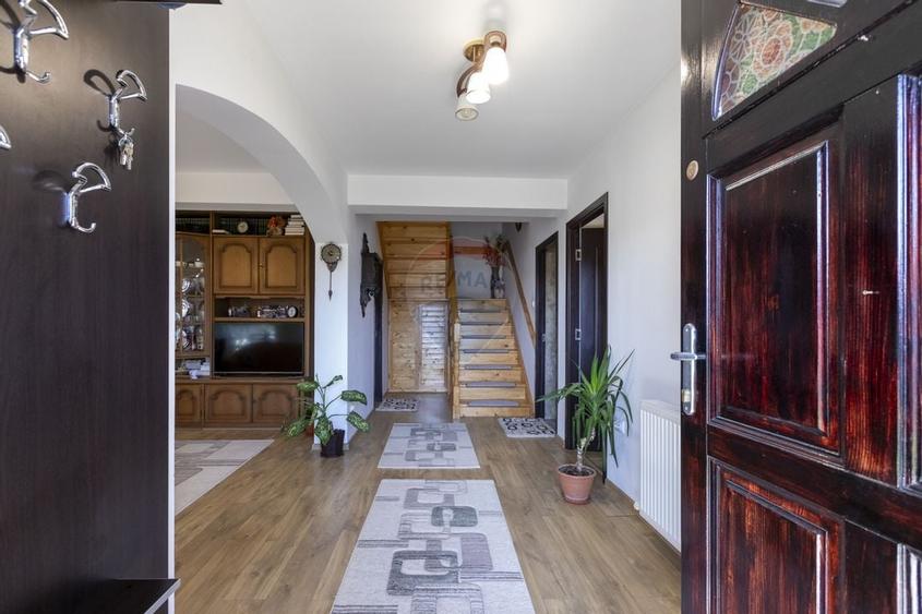 Casă individuală cu 8 camere cu Canalizare în Luncani