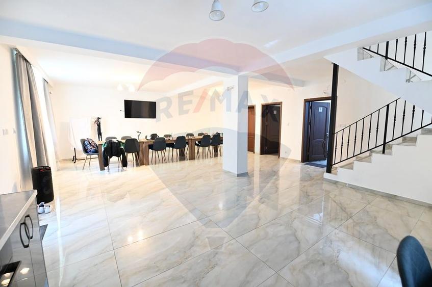 Hotel/Pensiune, de 342 mp, în Baia de Fier
