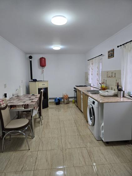 Casă cu 2 camere decomandat în Ciocârlia