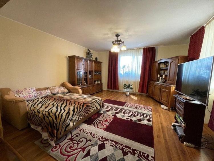 Casă individuală cu 9 camere cu Garaj în Florești