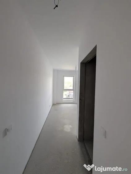 Apartament cu 3 camere semidecomandat în Florești