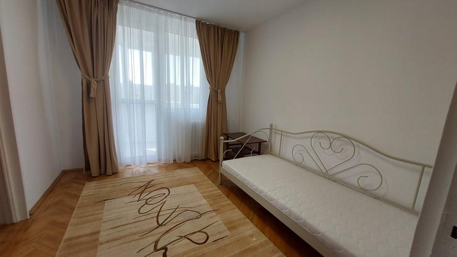 Apartament cu 3 camere decomandat în Est