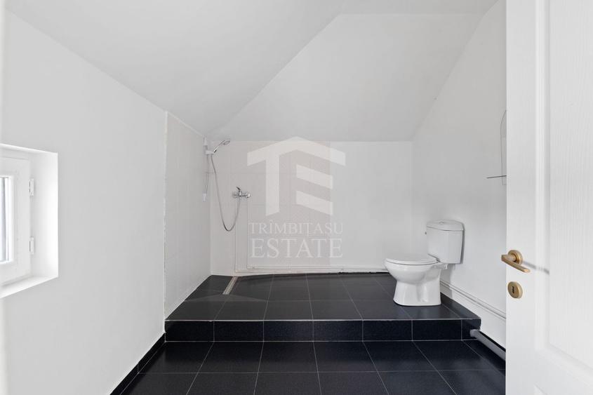 Casă individuală cu 8 camere cu Canalizare în Macea