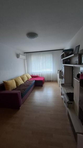 Apartament cu 3 camere semidecomandat în Apărătorii Patriei