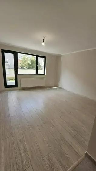 Casă cu 4 camere cu Canalizare în Est