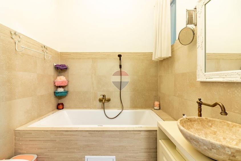 Apartament cu 4 camere semidecomandat, mobilat în Turda