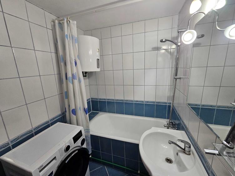 Apartament cu 3 camere decomandat în Lacul Tei