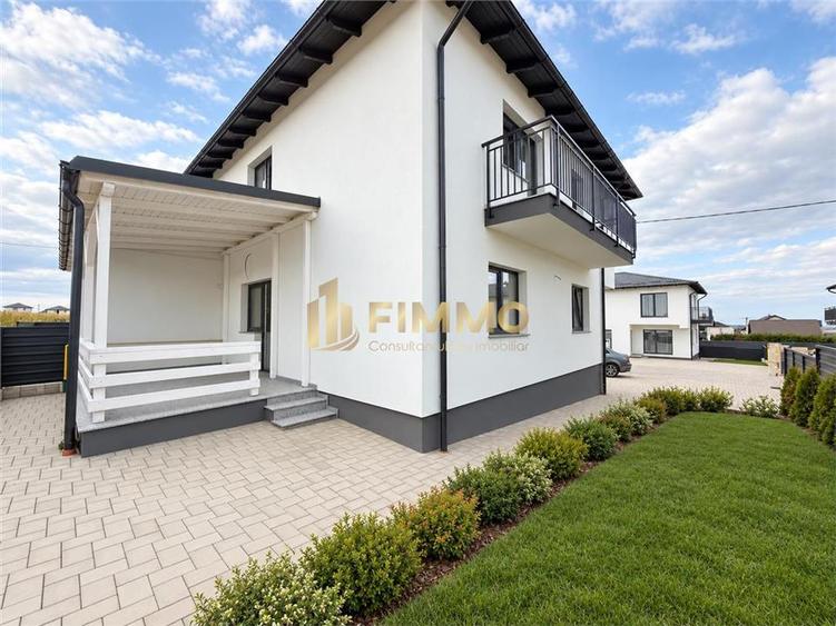 Duplex cu 4 camere cu Canalizare în Ipotești