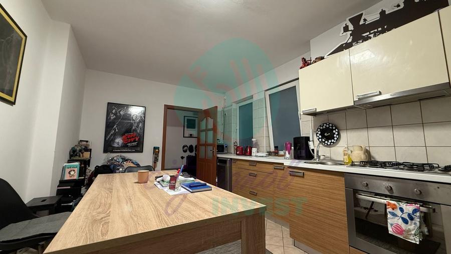 Apartament cu 4 camere decomandat, mobilat în Decebal