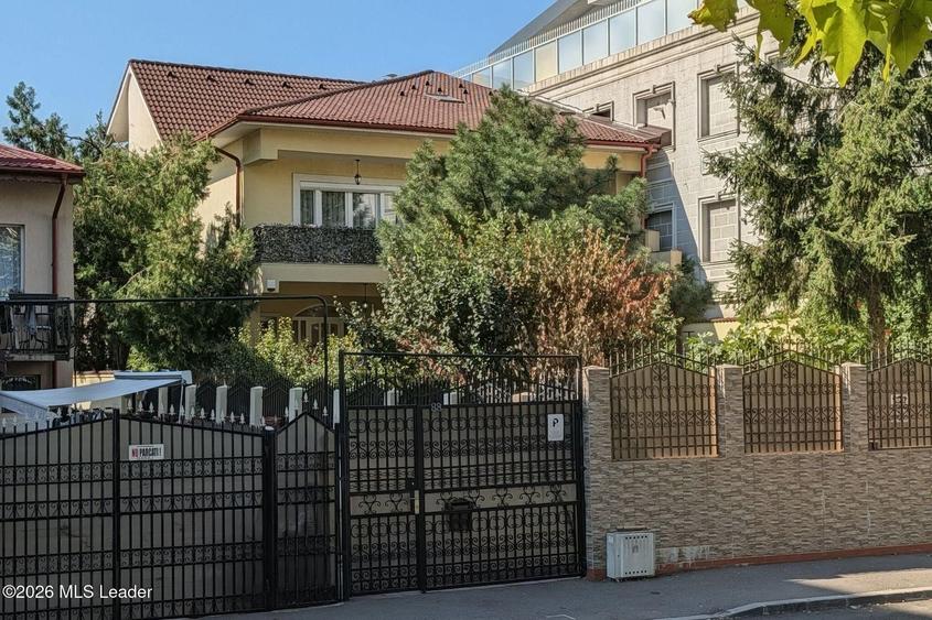 Casă individuală cu 5 camere cu Canalizare în Doamna Ghica