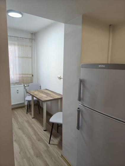 Apartament cu 2 camere semidecomandat în Craiovița Nouă