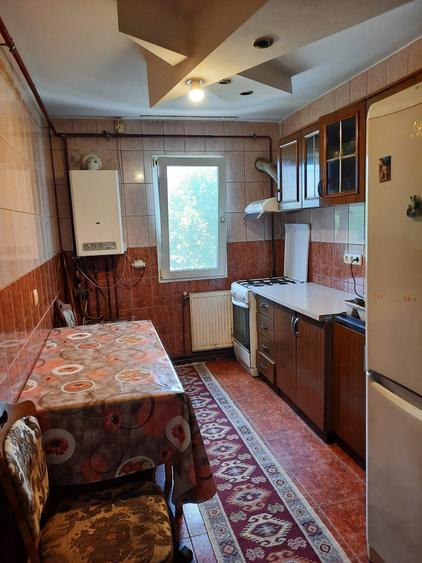 Apartament cu 3 camere semidecomandat în Popoveni