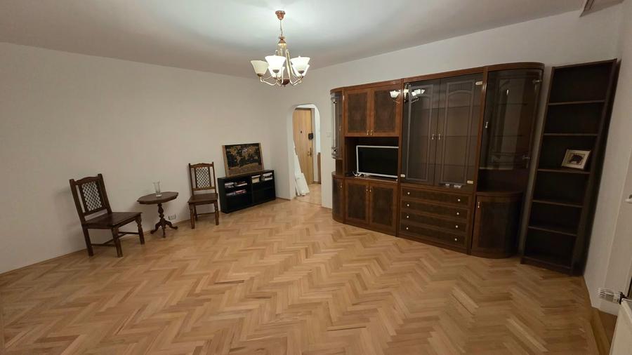 Apartament cu 2 camere decomandat în P-ța Victoriei